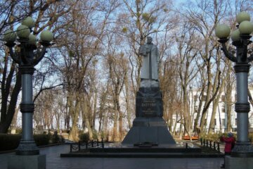 У центрі Києва зіпсували пам'ятник радянському генералу: кадри наслідків