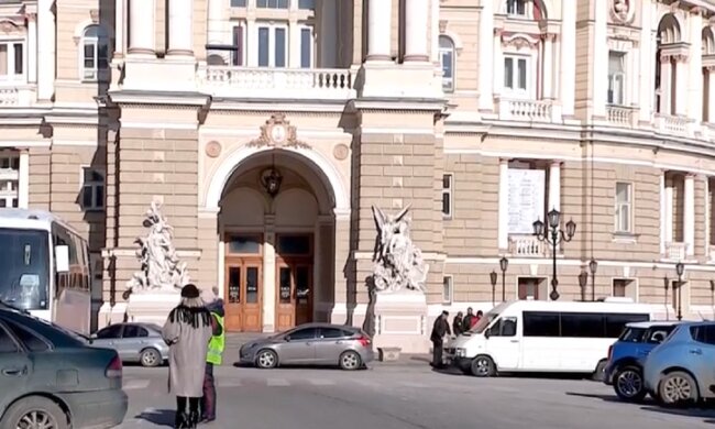 Вандалы устроили бесчинства перед Оперным театром в Одессе: кадры последствий