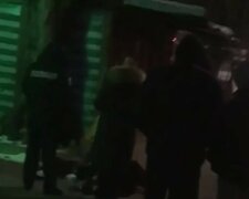 Трагедия произошла с мужчиной посреди улицы в Харькове: очевидцы засняли жуткий момент