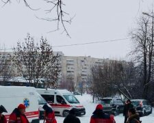 У Харкові лікарям довелося боротися з наслідками снігопаду, фото: "не вистачає двірників"