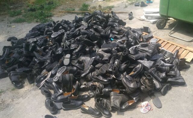 Свалка обуви поразила украинцев, кадры: "Бесплатно не могли раздать"