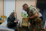 98-річна жінка пройшла 10 кілометрів, щоб врятуватись від військ рф: "Залишилась без нічого"