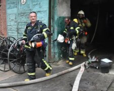 В Одесі спалахнув завод, все в диму: кадри з місця пожежі