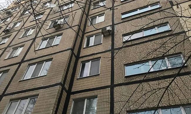 Трагедія на житловому масиві у Дніпрі: жінка випала з балкона на 6 поверсі