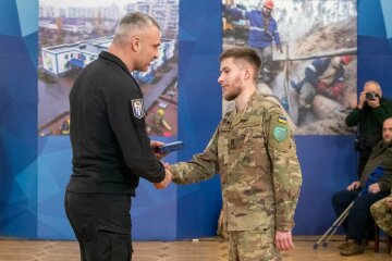 В Києві – понад 100 тис ветеранів, ще 100 тис киян зараз воюють на фронті, - Кличко під час вручення нагород військовим
