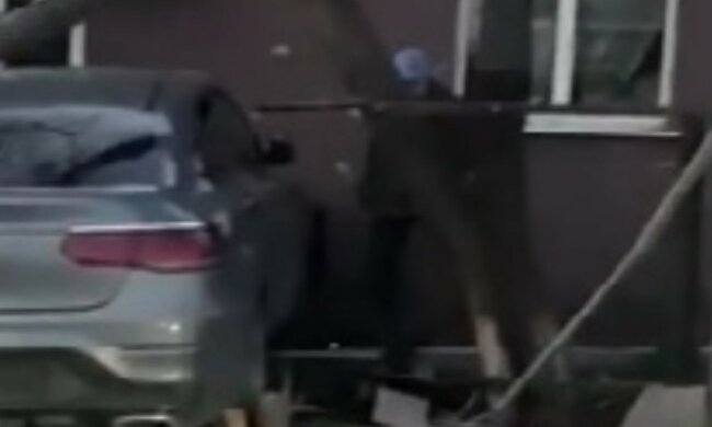 Элитный автомобиль без номеров влетел в жилой дом под Харьковом, фото: "снес ограждение и..."