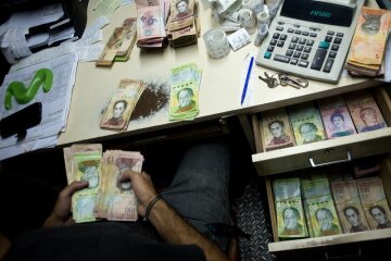 Деньги на развес: как Венесуэла страдает от кризиса