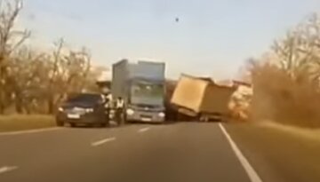 Масштабна ДТП з чотирма фурами на одеській трасі: момент потрапив на відео
