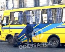 У центрі Одеси маршрутка "втратила" бензобак: відпав на ходу, відео