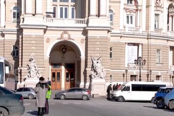 Вандалы устроили бесчинства перед Оперным театром в Одессе: кадры последствий