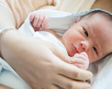 bebe-recien-nacido-primeros-dias-hospital-hogar_21730-3819