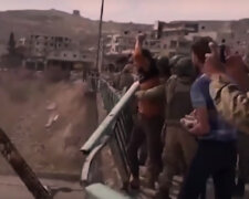 Російських військових з ганьбою закидали камінням в Сирії: відео "бомбардування" булижниками