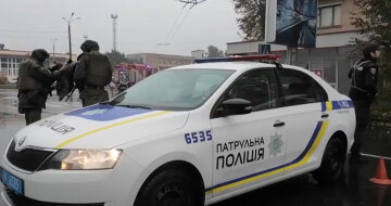 Масова евакуація у Кривому Розі: поліцейські влаштували перевірку, кадри