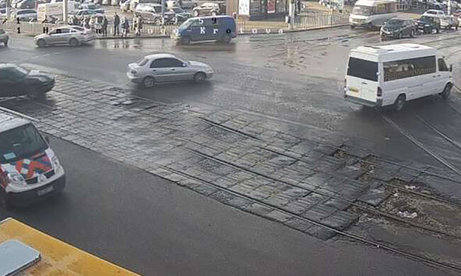 Житловий масив Дніпра пішов під воду, відео: у водоканалі назвали причину