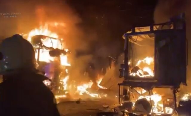 Мощный взрыв напугал жителей Киева, появились кадры: "Огонь перекинулся на..."