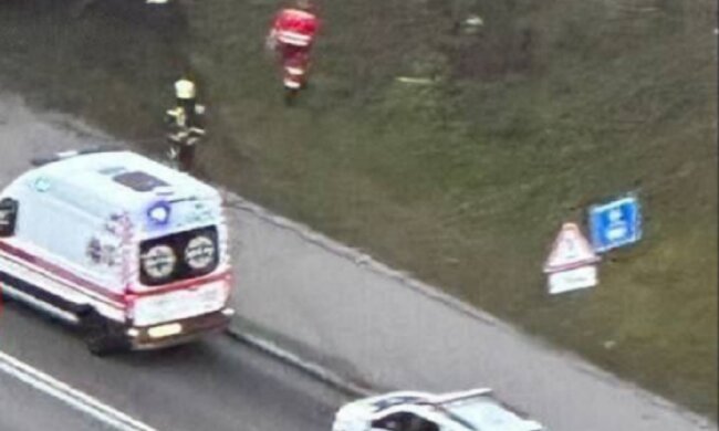 Вилетів дахом в стовп: нова жахлива ДТП сталася в Києві, фото з місця