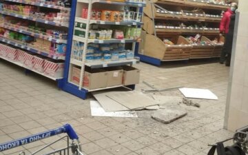 Стеля впала в київському супермаркеті, в магазині були люди: кадри з місця НП