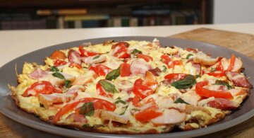 Как потратить время на кухне с пользой: быстрый рецепт пиццы-омлета с колбасками