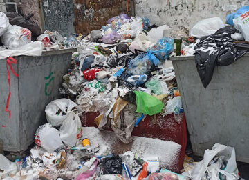 Улицы Днепра утопают в мусоре,  коммунальщики не работают: удручающие кадры