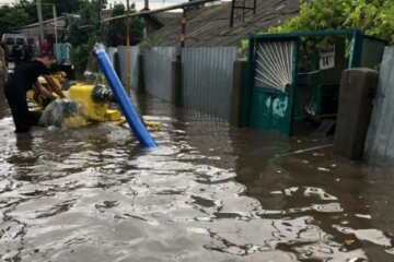 Рекордный ливень накрыл Одессу: улицы ушли под воду, людей сбивали потоки воды