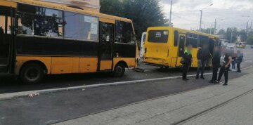 В Одесі зіткнулися маршрутки з пасажирами, постраждалих розвозять швидкі: кадри аварії