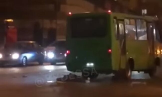 "Вирішив скоротити шлях": в Одесі пішохода збили два рази поспіль, момент потрапив на відео