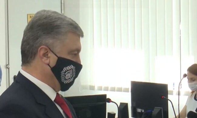 Истощенного Порошенко допрашивают по сдаче Крыма и госизмене, кадры из суда: "Я делал все..."