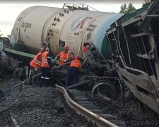 Масштабна аварія сталася на залізниці в рф, розкрито несподівану причину: кадри з місця
