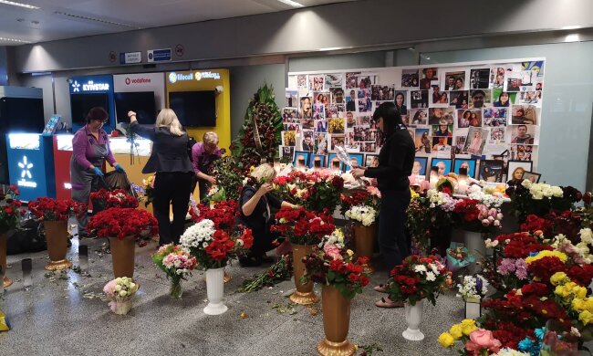 Натовп зустрів борт із загиблими в Ірані українцями: кадри того, що відбувається в "Борисполі"