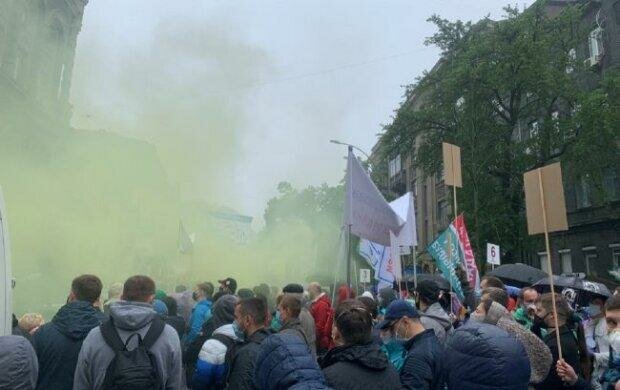 Бунт спалахнув під вікнами Кличка, люди доведені до відчаю: кадри Хрещатика в диму