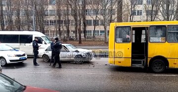 В Одессе маршрутку с людьми ударил Мерседес, приехала скорая: видео с места происшествия