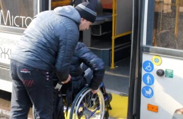 Водитель на Днепропетровщине отказал в помощи пассажиру в инвалидной коляске: его наказали