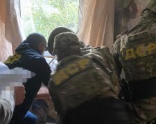 Священник устроил торговлю оружием во Львове: кадры внушительного арсенала
