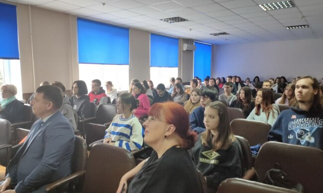 Идеолог Олесь Доний провел презентацию концепции «25 ступеней» в учебных заведениях Ирпеня