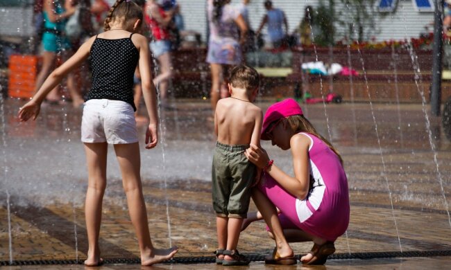 лето жара фонтан люди дети погода