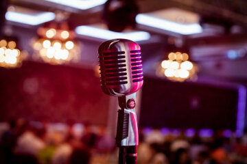 микрофон сцена