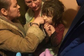 ”Хоче сподобатися і плаче”: нові моторошні подробиці про дівчинку-мауглі