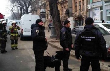 У Києві "замінували" російське посольство, суд і житловий комплекс: на місця терміново виїхала поліція