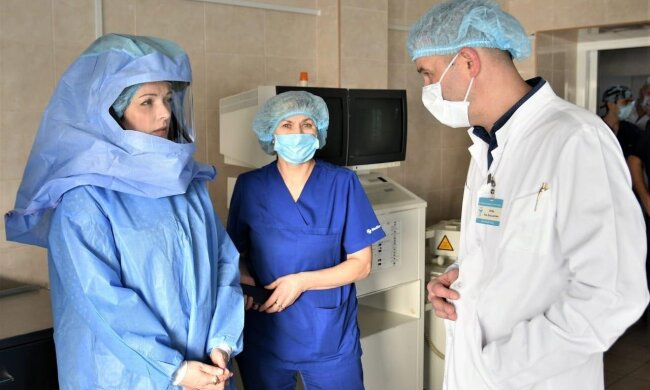 Без паніки: фотографія голови МОЗ Зоряни Скалецької в хірургічному шоломі зроблена не в Нових Санжарах