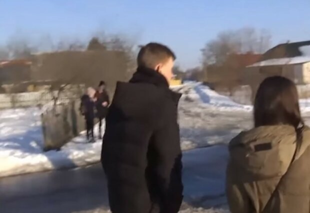 "Детей разбросало в разные стороны": машина влетела в толпу подростков на Волыни, подробности трагедии