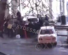 "Діставали з-під коліс": поліцейське авто знесло пішохода на тротуарі в центрі Одеси, відео аварії