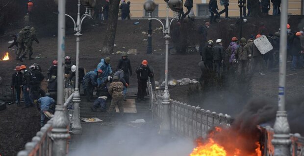 Міст через Інститутську перед Жовтневим. Лежить тяжкопоранений Артем Запотоцький із Луцька.