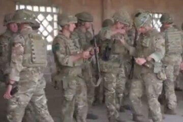 В Украину прибыли элитные войска Великобритании, видео: "Готовятся к отражению атаки..."