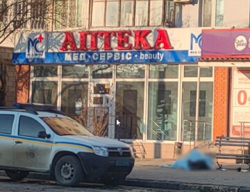 Трагедия произошла с женщиной возле аптеки в Одессе: фото с места