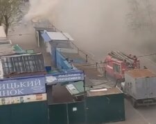 Масштабный пожар вспыхнул на рынке в Киеве, дым видно издалека: кадры ЧП