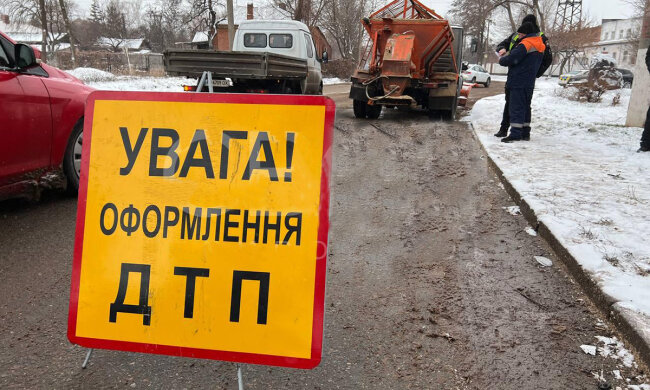 У Кривому Розі Lexus влетів у снігоприбиральну машину: фото з місця