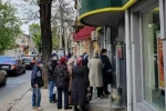 В Одессе толпы людей штурмуют банки в разгар карантина, фото: "в очереди за вирусом"