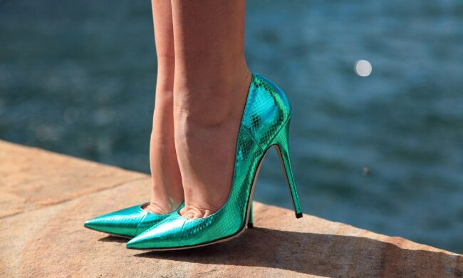 ноги в туфлях, женские ноги