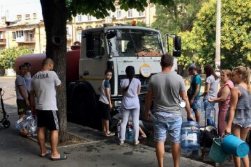 Отключение воды обернулось коллапсом в Одессе, жители в гневе: "Это безобразие", видео