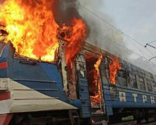 Одесская электричка вспыхнула во время движения: видео огненного ЧП